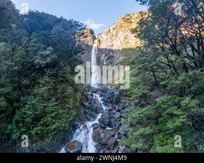 Devil's Punchbowl Wasserfall inmitten der unberührten Wildnis Neuseelands im Arthur's Pass National Park, Wahrzeichen der Südalpen in Neuseeland Stockfoto