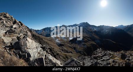 Alpine Adventure: Entdecken Sie die Landschaften des Avalanche Peak Track und Scotts Track im neuseeländischen Arthur's Pass National Park, dramatische Ausblicke auf Rock Stockfoto