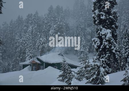 Gulmarg, Indien. März 2024. Allgemeiner Blick auf die schneebedeckte Hütte während eines Schneesturms in Gulmarg, einem weltberühmten Skigebiet, etwa 55 km von Srinagar, der Sommerhauptstadt von Jammu und Kaschmir entfernt. Quelle: SOPA Images Limited/Alamy Live News Stockfoto