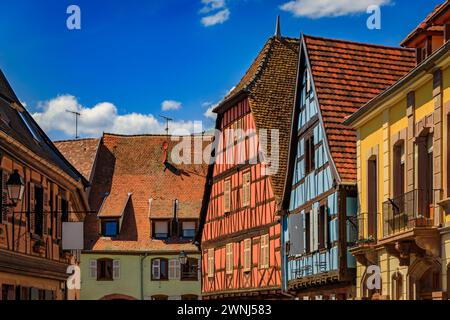 Traditionelle Fachwerkhäuser und Weinreben in einem Weinberg auf einem Hügel in einem beliebten Dorf an der elsässischen Weinstraße in Kientzheim, Frankreich Stockfoto