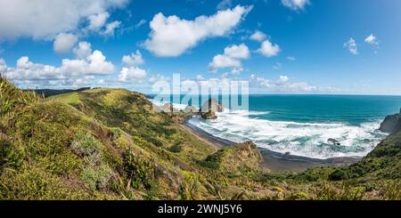 Coastal Te Henga Walkway : Bethells Beach, Neuseeland – Panoramablick vom Aussichtspunkt auf die ruhige Landschaft der Black Sand Shores und der majestätischen Green Cliffs Stockfoto