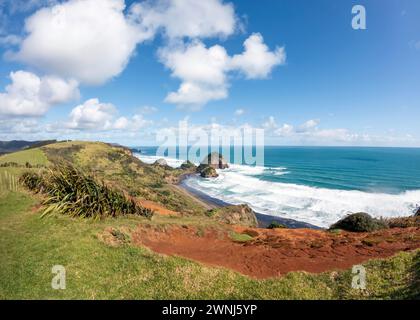 Coastal Te Henga Walkway : Bethells Beach, Neuseeland – Panoramablick vom Aussichtspunkt auf die ruhige Landschaft der Black Sand Shores und der majestätischen Green Cliffs Stockfoto