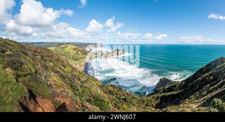 Coastal Te Henga Walkway : Bethells Beach, Neuseeland – Panoramablick vom Aussichtspunkt auf die ruhige Landschaft der Black Sand Shores und der majestätischen Green Cliffs Stockfoto