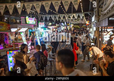 Bangkok, Thailand - 2. März 2024: Menschen auf dem Nachtmarkt der Jodd Fair in Phra RAM 9, Bangkok, Thailand. Stockfoto