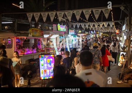 Bangkok, Thailand - 2. März 2024: Menschen auf dem Nachtmarkt der Jodd Fair in Phra RAM 9, Bangkok, Thailand. Stockfoto