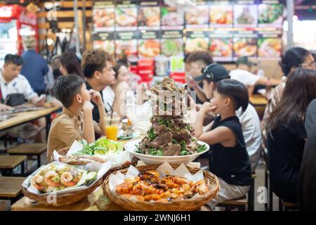 Bangkok, Thailand - 2. März 2024: Menschen auf dem Nachtmarkt der Jodd Fair in Phra RAM 9, Bangkok, Thailand. Stockfoto