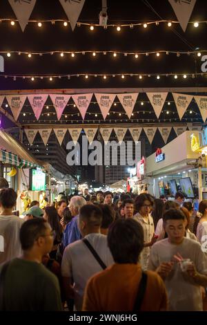 Bangkok, Thailand - 2. März 2024: Menschen auf dem Nachtmarkt der Jodd Fair in Phra RAM 9, Bangkok, Thailand. Stockfoto