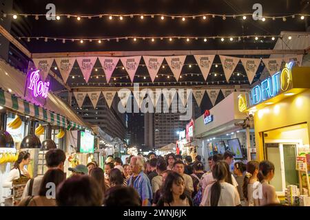 Bangkok, Thailand - 2. März 2024: Menschen auf dem Nachtmarkt der Jodd Fair in Phra RAM 9, Bangkok, Thailand. Stockfoto