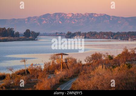 Sonnenaufgang vom Aussichtspunkt Zigurat mit Blick auf den Ebro River im Ebro Delta. Im Hintergrund das Montsià-Gebirge (Spanien) Stockfoto