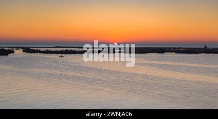 Wintersonnenaufgang vom Aussichtspunkt Zigurat an der Mündung des Ebro-Flusses im Ebro-Delta (Tarragona, Katalonien, Spanien) Stockfoto