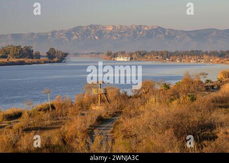 Sonnenaufgang vom Aussichtspunkt Zigurat mit Blick auf den Ebro River im Ebro Delta. Im Hintergrund das Montsià-Gebirge (Spanien) Stockfoto