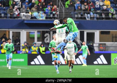 Seattle, WA, USA. März 2024. Nouhou Tolo (5), Verteidiger der Seattle Sounders, erhält in der ersten Hälfte des MLS-Fußballspiels zwischen den Seattle Sounders und Auston FC in Seattle, WA, einen Kopfball. Steve Faber/CSM/Alamy Live News Stockfoto