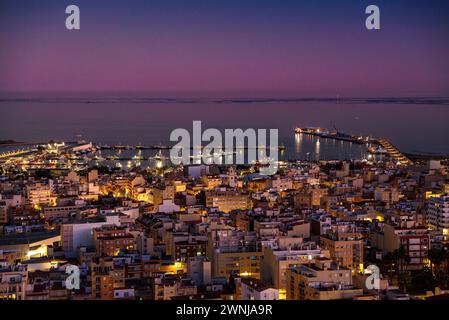 Dämmerung und blaue Stunde vom Aussichtspunkt Guardiola über die Stadt La Ràpita (ehemals Sant Carles de la Ràpita) im Ebro-Delta. Tarragona, Spanien Stockfoto