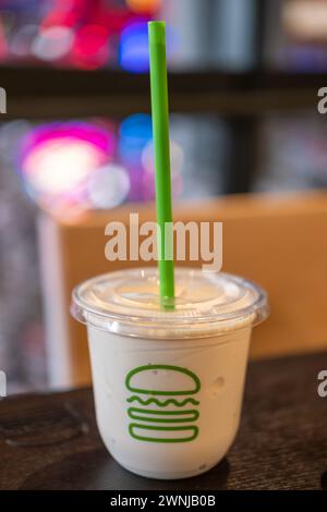 Bangkok, Thailand - 26. Dezember 2023: Vanillemilkshake im Shake Shack, einer amerikanischen Fast-Casual-Restaurantkette mit Sitz in New York City. Bei EMSPHERE Stockfoto