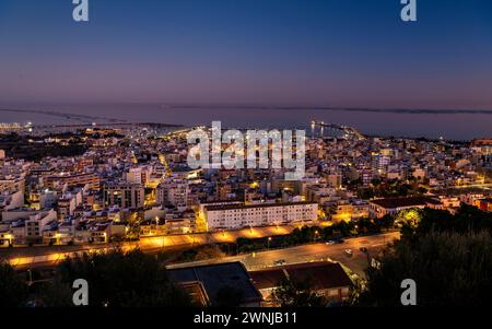 Dämmerung und blaue Stunde vom Aussichtspunkt Guardiola über die Stadt La Ràpita (ehemals Sant Carles de la Ràpita) im Ebro-Delta. Tarragona Spanien Stockfoto