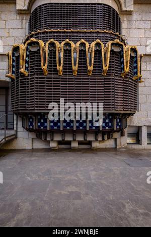 Hinterfassade des Palau Güell Palastes, ein Werk von Antoni Gaudí (Barcelona, Katalonien, Spanien) ESP Fachada posterior del palacio Güell, una obra de Gaudí Stockfoto