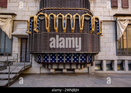 Hinterfassade des Palau Güell Palastes, ein Werk von Antoni Gaudí (Barcelona, Katalonien, Spanien) ESP Fachada posterior del palacio Güell, una obra de Gaudí Stockfoto