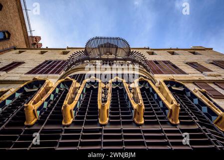 Hinterfassade des Palau Güell Palastes, ein Werk von Antoni Gaudí (Barcelona, Katalonien, Spanien) ESP Fachada posterior del palacio Güell, una obra de Gaudí Stockfoto