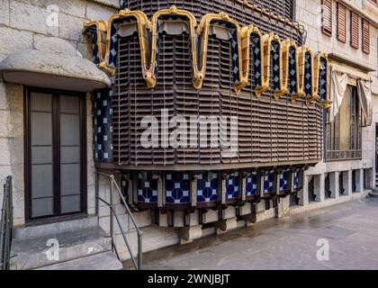 Hinterfassade des Palau Güell Palastes, ein Werk von Antoni Gaudí (Barcelona, Katalonien, Spanien) ESP Fachada posterior del palacio Güell, una obra de Gaudí Stockfoto