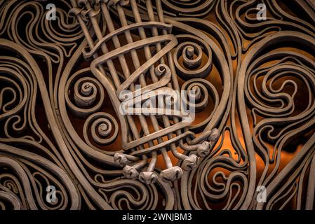 Schmiedeeiserne Türen im Palast Güell, Werk von Antoni Gaudí (Barcelona, Katalonien, Spanien) ESP: Puertas con hierro forjado al Palacio Gúell Stockfoto