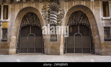 Schmiedeeiserne Türen im Palast Güell, Werk von Antoni Gaudí (Barcelona, Katalonien, Spanien) ESP: Puertas con hierro forjado al Palacio Gúell Stockfoto