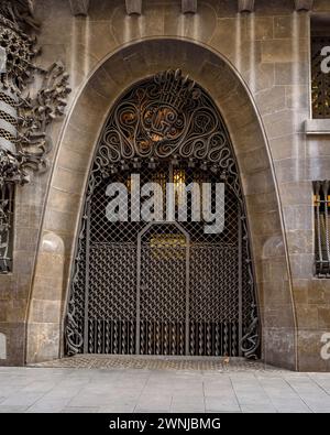 Schmiedeeiserne Türen im Palast Güell, Werk von Antoni Gaudí (Barcelona, Katalonien, Spanien) ESP: Puertas con hierro forjado al Palacio Gúell Stockfoto