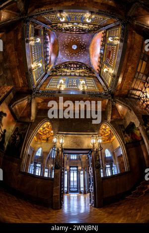 Kuppel des zentralen Saals des Palau Güell Palastes auf dem edlen Stockwerk des von Antoni Gaudí (Barcelona, Katalonien, Spanien) entworfenen Gebäudes Stockfoto