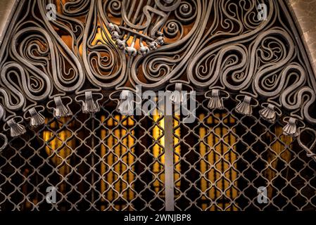 Schmiedeeiserne Türen im Palast Güell, Werk von Antoni Gaudí (Barcelona, Katalonien, Spanien) ESP: Puertas con hierro forjado, Palacio Güell Stockfoto