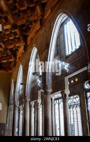 Fenster und Säulen mit Parabolbögen im Erdgeschoss des Palau Güell Palastes, ein Werk von Antoni Gaudí (Barcelona, Katalonien, Spanien) Stockfoto