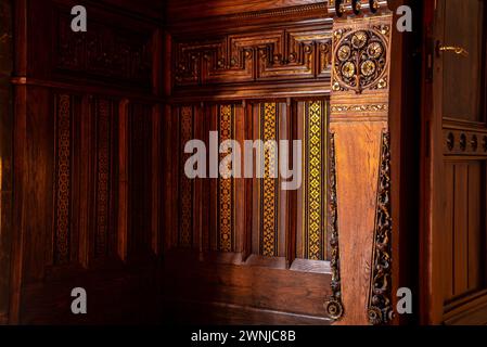 Holzdetails im Besuchsraum des Palau Güell Palastes, ein Werk von Antoni Gaudí (Barcelona, Katalonien, Spanien) Stockfoto