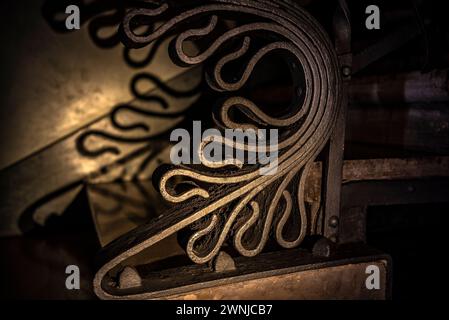 Schmiedeeiserne Details auf dem Geländer der Treppe des Palau Güell Palastes, entworfen von Antoni Gaudí (Barcelona, Katalonien, Spanien) Stockfoto