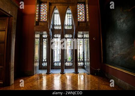 Fenster und Säulen mit Parabolbögen im Erdgeschoss des Palau Güell Palastes, ein Werk von Antoni Gaudí (Barcelona, Katalonien, Spanien) Stockfoto