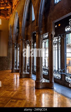 Fenster und Säulen mit Parabolbögen im Erdgeschoss des Palau Güell Palastes, ein Werk von Antoni Gaudí (Barcelona, Katalonien, Spanien) Stockfoto