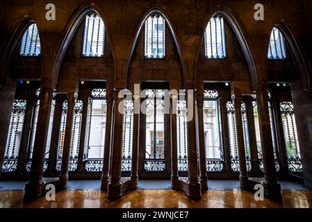 Fenster und Säulen mit Parabolbögen im Erdgeschoss des Palau Güell Palastes, ein Werk von Antoni Gaudí (Barcelona, Katalonien, Spanien) Stockfoto