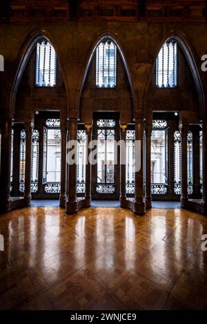 Fenster und Säulen mit Parabolbögen im Erdgeschoss des Palau Güell Palastes, ein Werk von Antoni Gaudí (Barcelona, Katalonien, Spanien) Stockfoto