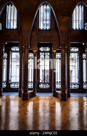 Fenster und Säulen mit Parabolbögen im Erdgeschoss des Palau Güell Palastes, ein Werk von Antoni Gaudí (Barcelona, Katalonien, Spanien) Stockfoto