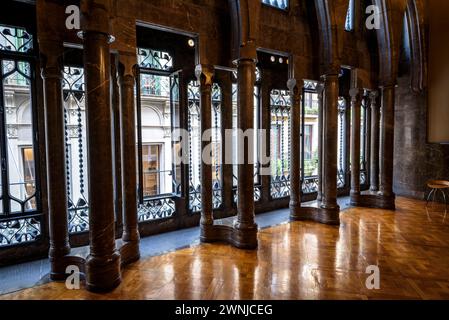 Fenster und Säulen mit Parabolbögen im Erdgeschoss des Palau Güell Palastes, ein Werk von Antoni Gaudí (Barcelona, Katalonien, Spanien) Stockfoto