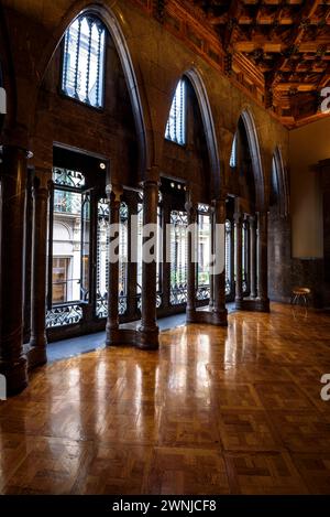 Fenster und Säulen mit Parabolbögen im Erdgeschoss des Palau Güell Palastes, ein Werk von Antoni Gaudí (Barcelona, Katalonien, Spanien) Stockfoto