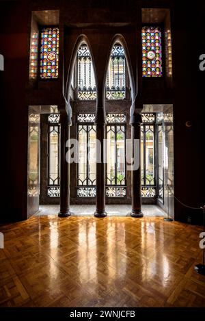 Fenster und Säulen mit Parabolbögen im Erdgeschoss des Palau Güell Palastes, ein Werk von Antoni Gaudí (Barcelona, Katalonien, Spanien) Stockfoto