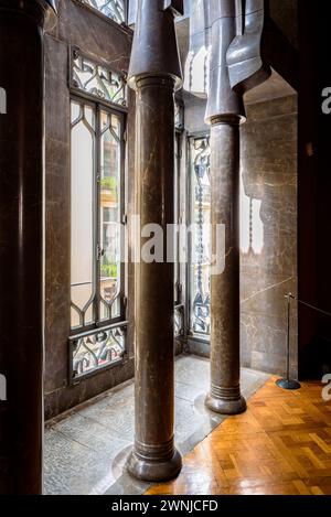 Fenster und Säulen mit Parabolbögen im Erdgeschoss des Palau Güell Palastes, ein Werk von Antoni Gaudí (Barcelona, Katalonien, Spanien) Stockfoto