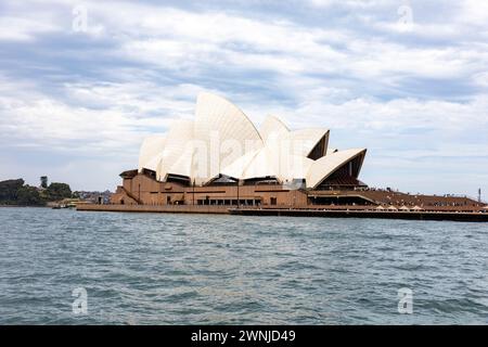 Sydney Opera House am Hafen von Sydney, bewölkter Herbsttag März 2024, New South Wales, Australien Stockfoto