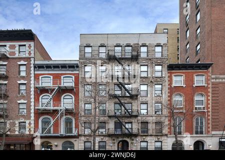 New York City altmodische Apartmenthäuser mit externen Feuerleitern Stockfoto