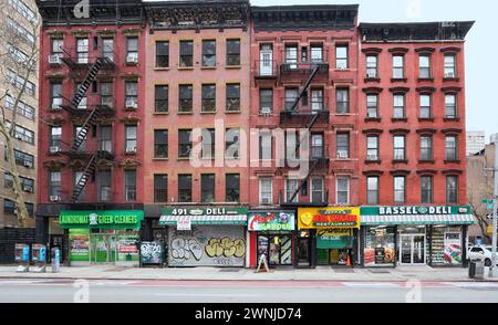 New York City altmodische Apartmenthäuser mit externen Feuerleitern Stockfoto