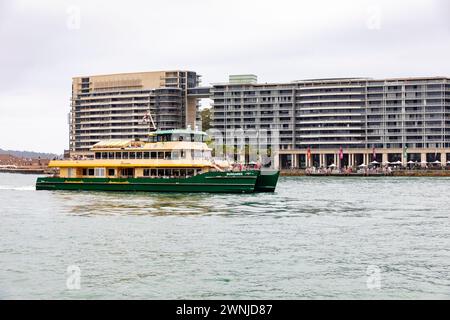 Die Fähre der Smaragdklasse Sydney, die MV Bungaree passiert das Toaster Wohngebäude und die Bennelong Apartments East Circular Quay, Sydney, NSW, Australien, Stockfoto