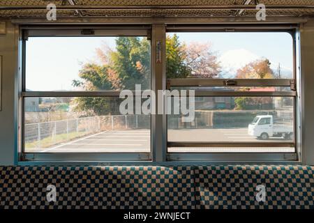 Blick auf den Fuji Berg und das Landdorf vom lokalen Zug in Yamanashi, Japan Stockfoto