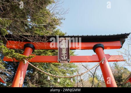 Yamanashi, Japan - 9. April 2023 : Arakurayama Sengen Park Shrine Torii Gate Stockfoto