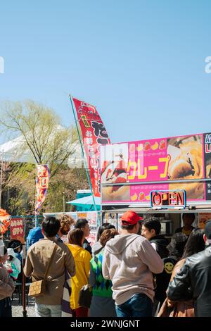 Yamanashi, Japan - 9. April 2023 : Arakurayama Sengen Park Kirschblüten Festival Food Stand Stockfoto