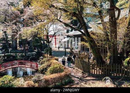 Yamanashi, Japan - 9. April 2023: Shimoyoshida Fujisan Simomiya Omuro Sengen Jinja im Frühjahr Stockfoto