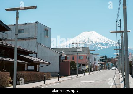 Yamanashi, Japan - 9. April 2023: Dorf Shimoyoshida und Berg Fuji Stockfoto