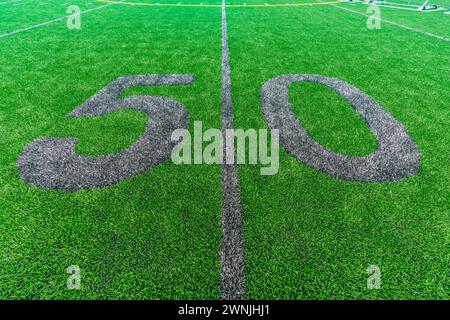 Kunstrasen Fußball 50 Yard Line und Block Style Zahlen in Grau. Die Markierungen für den Trainingsfußball sind weniger offensichtlich und werden im Außenfeld angebracht Stockfoto